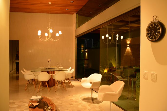 projeto iluminação residencial decorativo casa lustre arquiteto caio pelisson Sala decorada living estar jantar pendente lustre